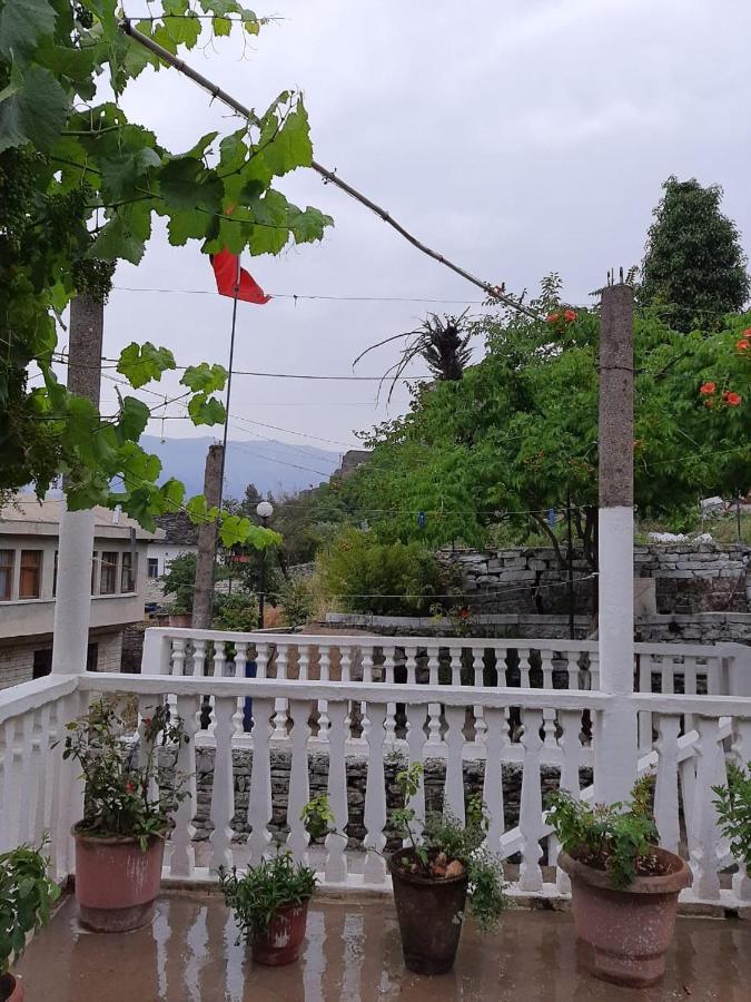 Flora'S Guesthouse 'The Fir Gate' Gjirokastër Exterior foto