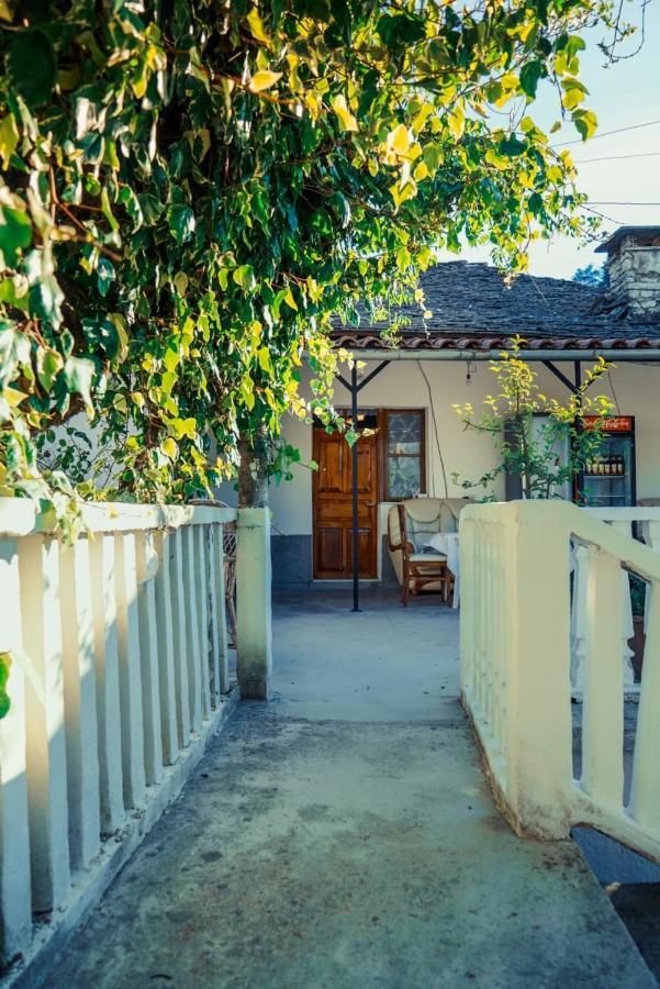 Flora'S Guesthouse 'The Fir Gate' Gjirokastër Exterior foto